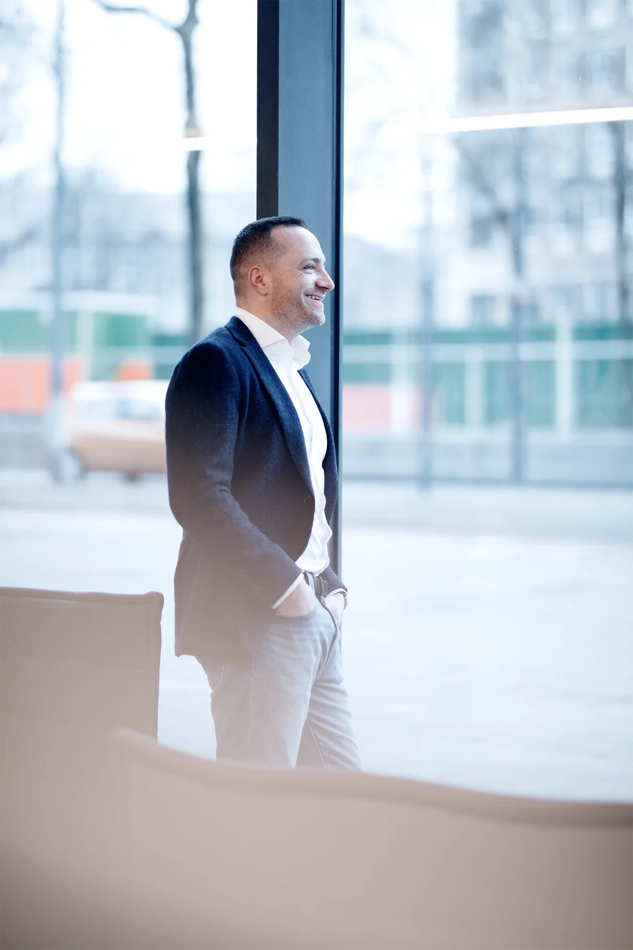 Marc van de Haar kijkt uit het raam van een kantoor
