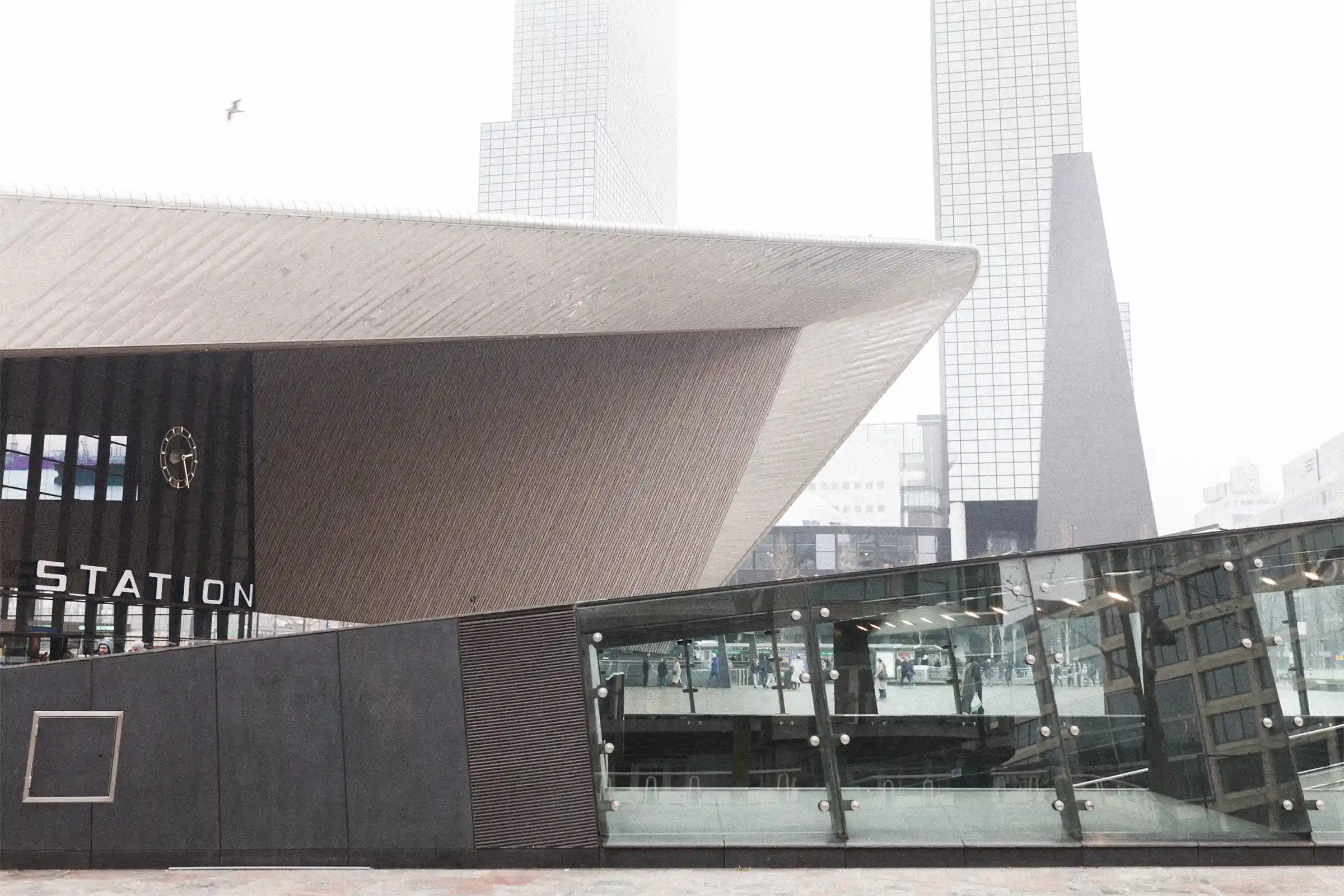 Rotterdam Centraal Station met skyline