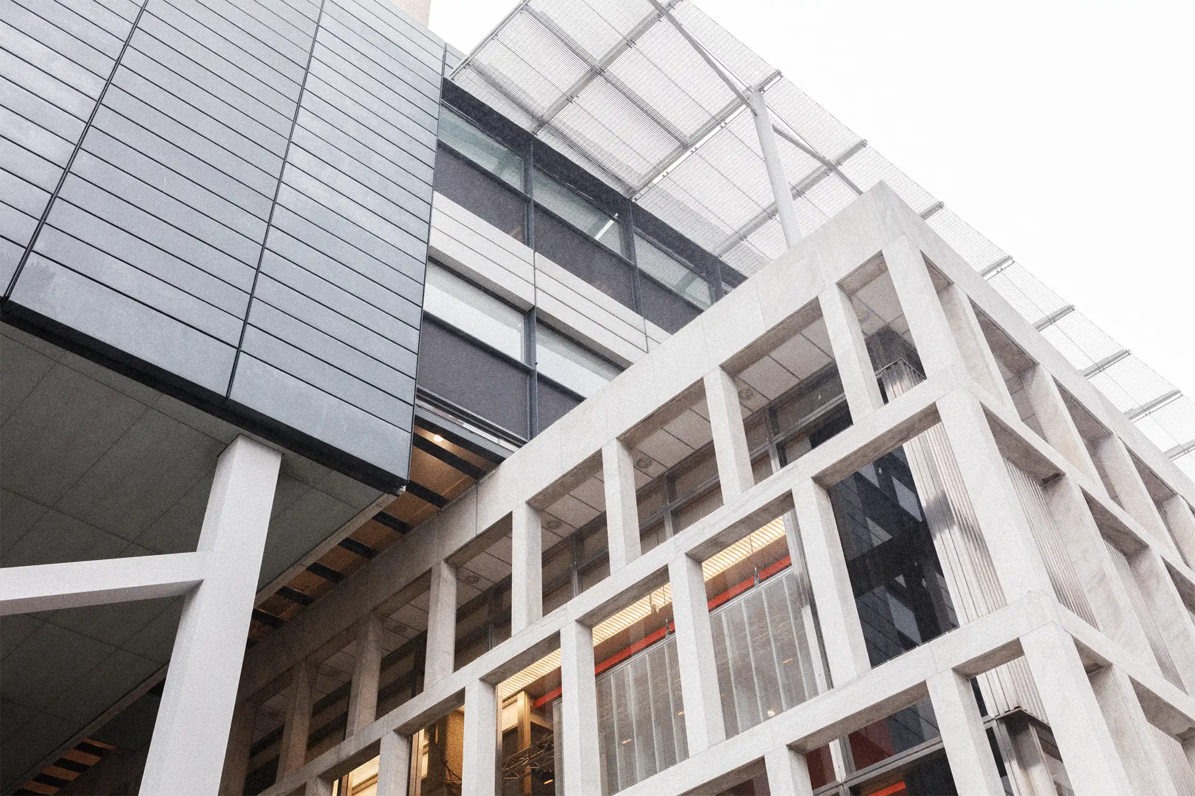 Moderne architectuur met beton en glazen gevel
